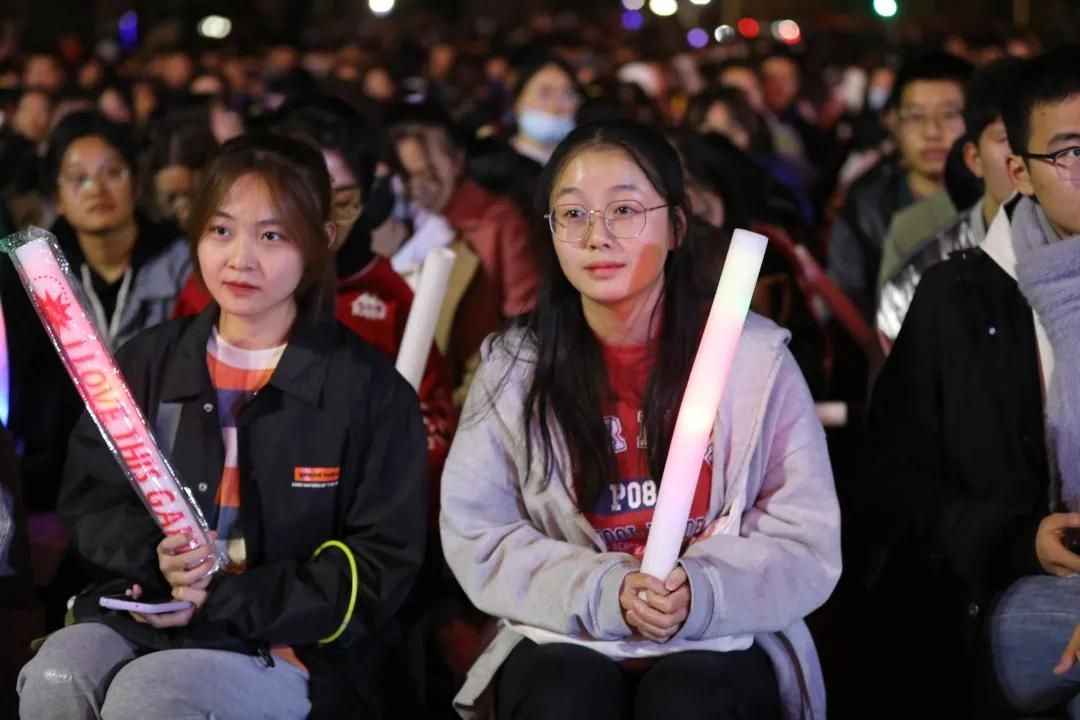 文都名師何凱文走進礦大銀川學院 近萬名考生共享英語盛宴